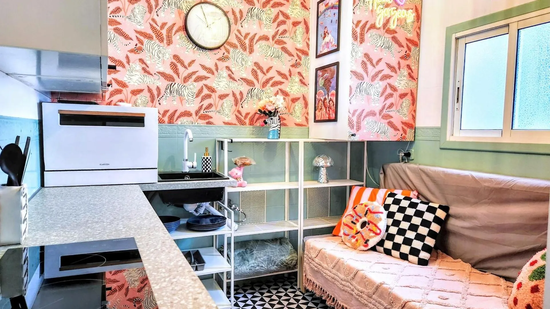 Groovy Feelin' Studio Esplugues de Llobregat 0*,  Spanje